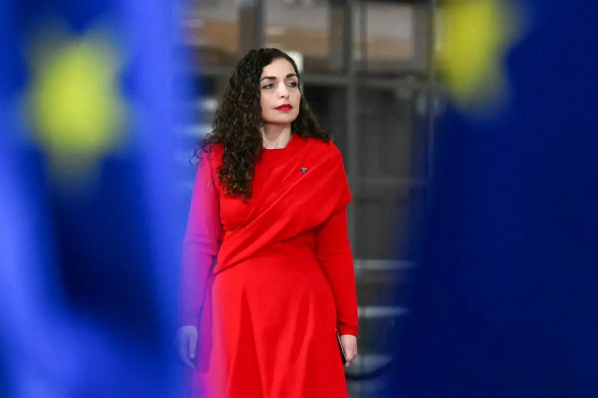 <em>La presidenta de Kosovo, Vjosa Osmani, llega para asistir a la cumbre de la UE en los Balcanes Occidentales antes del Consejo Europeo en Bruselas el 17 de diciembre de 2025. (Nicolás Tucat/AFP vía Getty Images)</em>