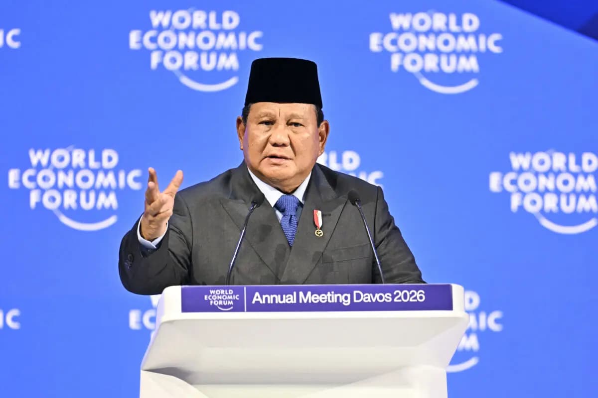 <em>El presidente de Indonesia, Prabowo Subianto, gesticula mientras habla durante la reunión anual del Foro Económico Mundial en Davos, Suiza, el 22 de enero de 2026. (Fabrice Coffrini/AFP vía Getty Images)</em>