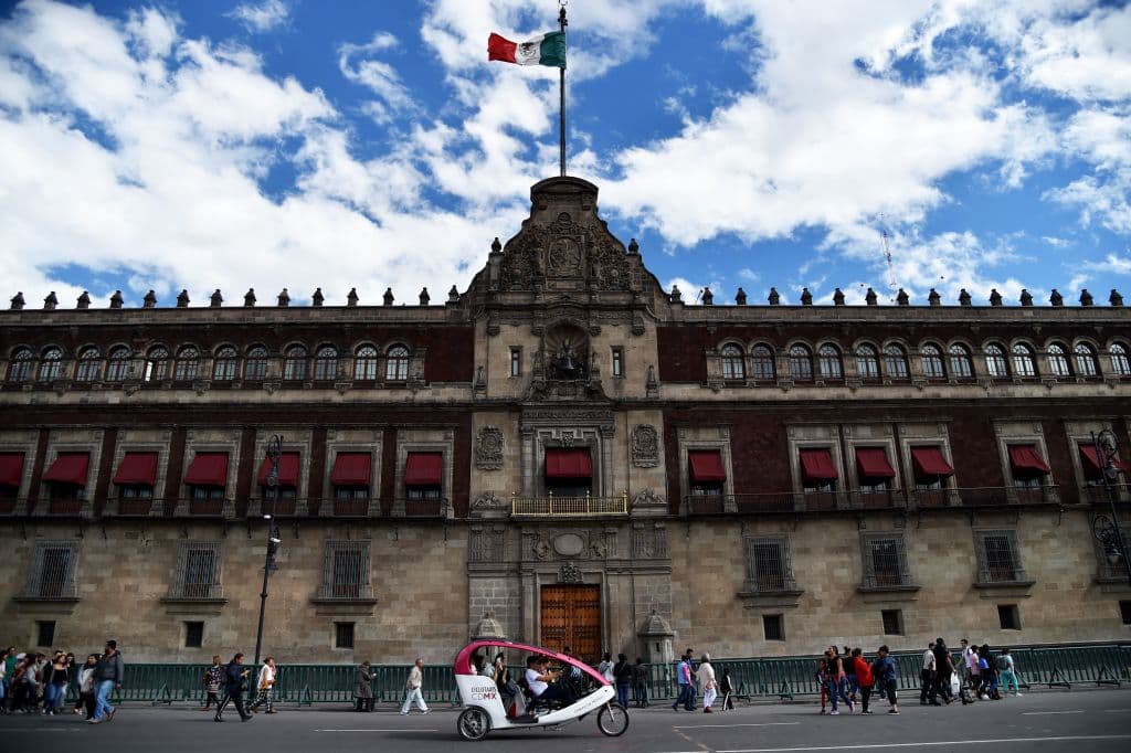 Vista del Palacio Nacional en la capital de México, Ciudad de México. (RODRIGO ARANGUA/AFP vía Getty Images)