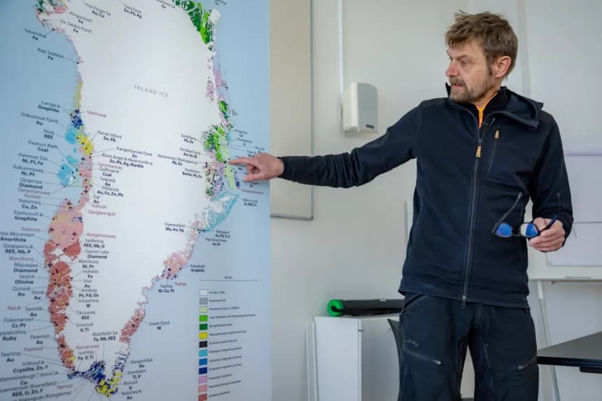 El geólogo Thomas Varming muestra los hallazgos de minerales raros y metales preciosos en un mapa topográfico de la Universidad de Groenlandia durante una entrevista con la AFP en Nuuk, Groenlandia, el 5 de marzo de 2025. (Odd Andersen/AFP a través de Getty Images)
