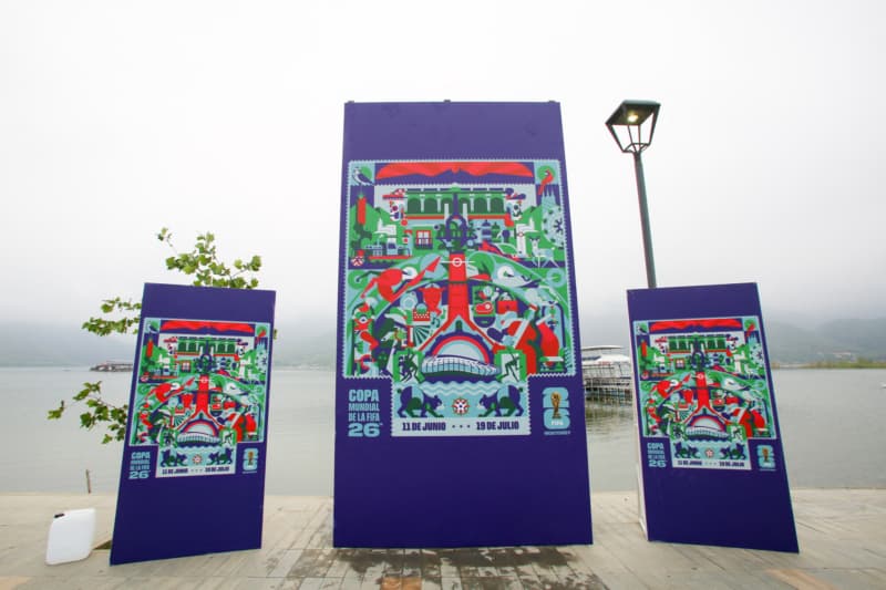 <em>El cartel oficial de la ciudad sede de la Copa Mundial de la FIFA 2026, Monterrey, tras su presentación en el paseo marítimo de la presa La Boca, en Santiago, Nuevo León, México, el 26 de abril de 2025. (JULIO CÉSAR AGUILAR/AFP a través de Getty Images)</em>