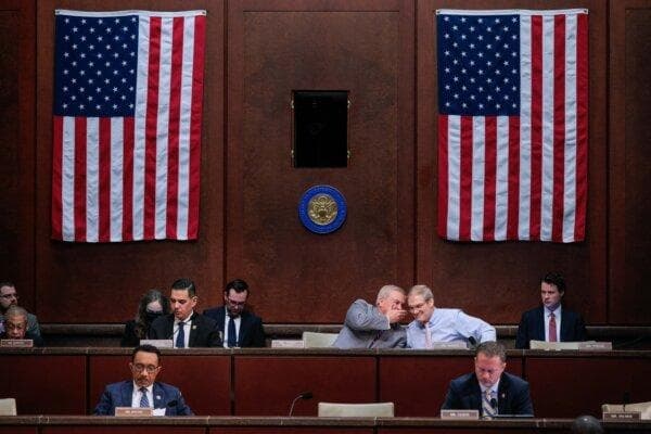 El presidente del Comité de Supervisión y Reforma Gubernamental de la Cámara de Representantes, James Comer (R-Ky.), y el representante Jim Jordan (R-Ohio) conversan durante una audiencia sobre fraude en Minnesota en el Capitolio de los Estados Unidos el 7 de enero de 2026. Los fiscales federales presentaron cargos contra decenas de personas en Minnesota, muchas de ellas pertenecientes a la comunidad somalí de la zona, por robar dinero de los contribuyentes mediante estafas a los servicios sociales. (Chip Somodevilla/Getty Images)