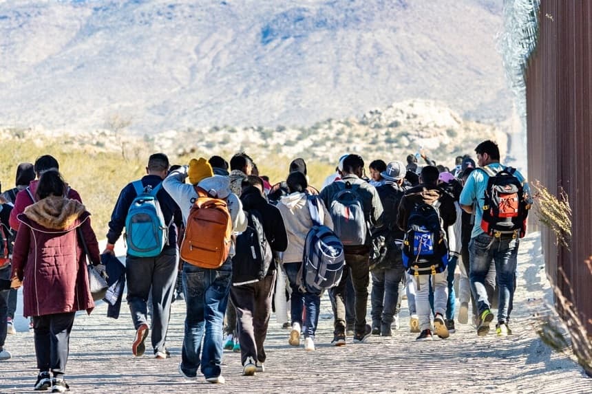 Los migrantes que cruzaron ilegalmente a Estados Unidos esperan a ser procesados por los agentes de la Patrulla Fronteriza de Estados Unidos a las afueras de San Diego, California, el 5 de diciembre de 2023. (John Fredricks/The Epoch Times)