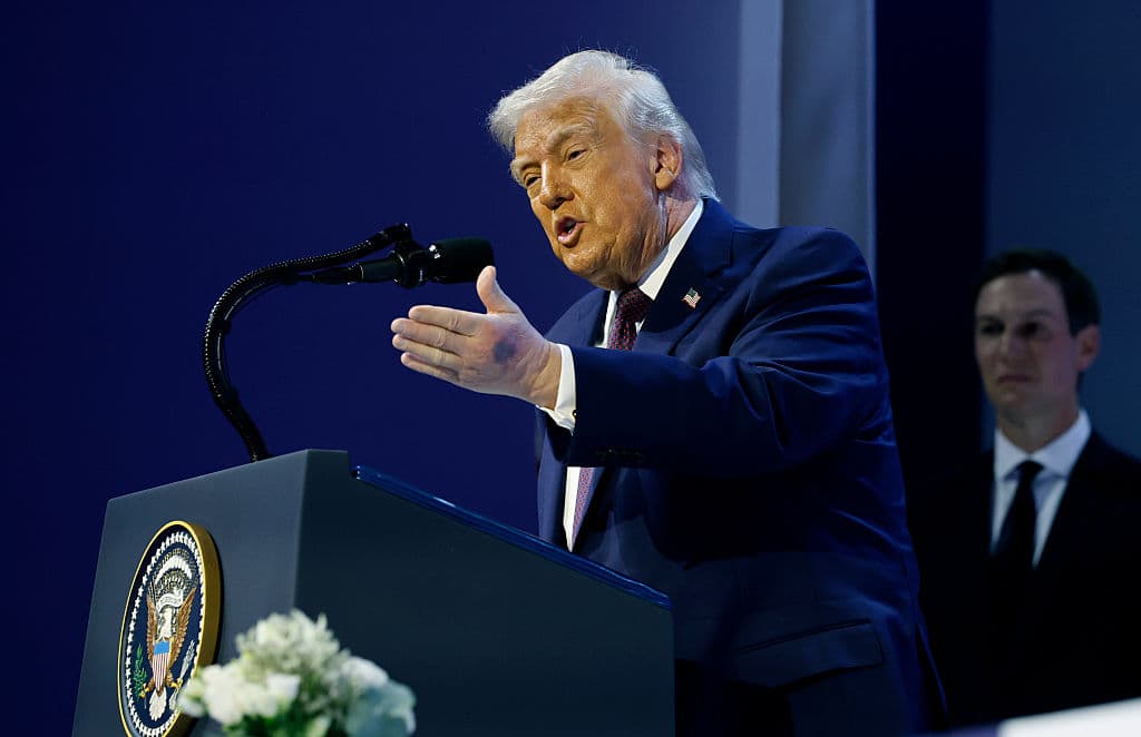 Trump dice que una dosis elevada de aspirina le provocó un hematoma en la mano