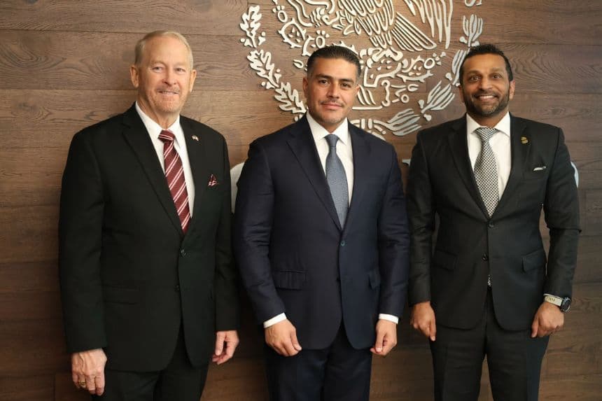 De izq. a der. El embajador de EE. UU. en México, Ronald Jhonson; el secretario de Seguridad de México, Omar García; el director del FBI, Kash Patel. (Gobierno de México)