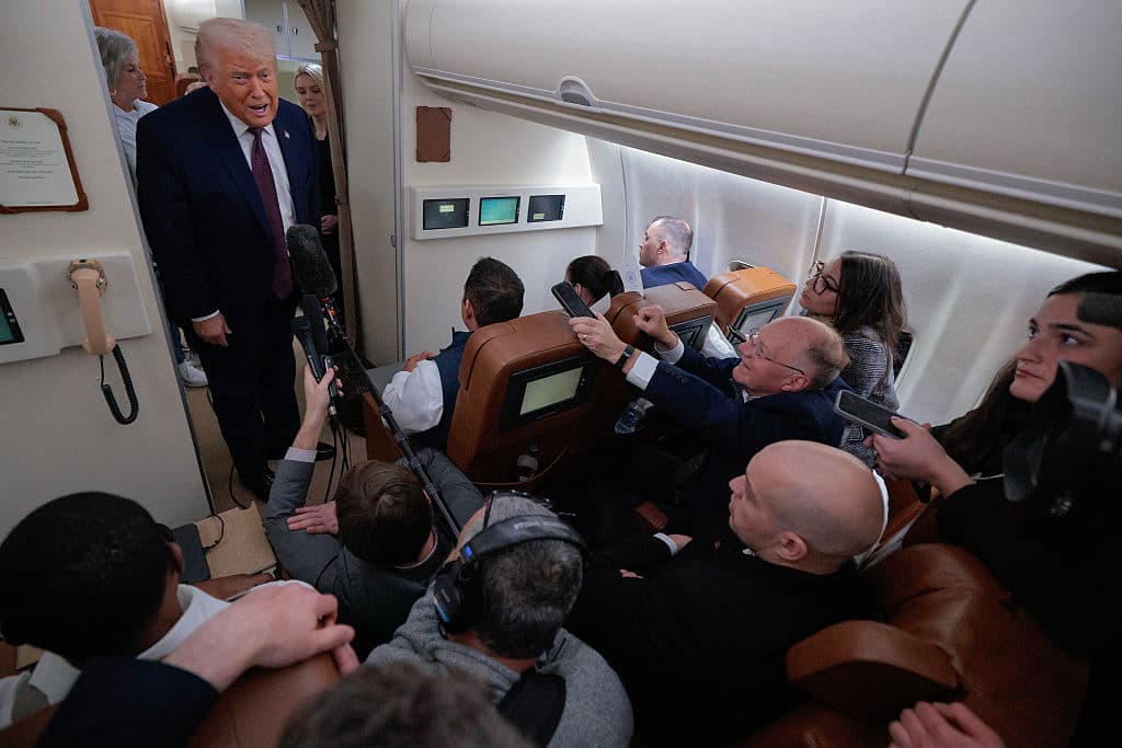 <em>El presidente de los Estados Unidos, Donald Trump, habla con los periodistas a bordo del Air Force One mientras vuela entre Irlanda y Washington, de regreso del Foro Económico Mundial, el 22 de enero de 2026. (Chip Somodevilla/Getty Images)</em>