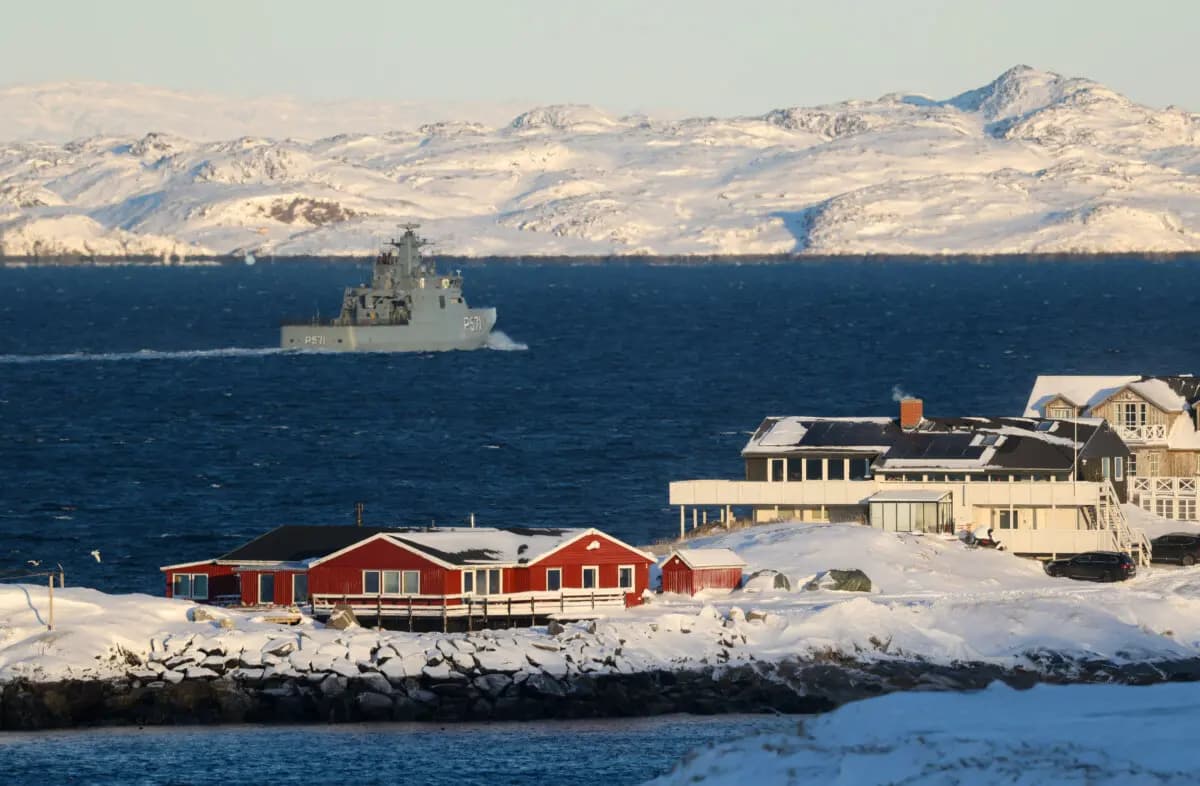 El HDMS Knud Rasmussen de la Armada danesa patrulla cerca de Nuuk, Groenlandia, el 20 de enero de 2026. (Sean Gallup/Getty Images)