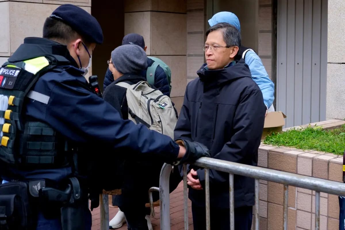 Tang Ngok-kwan (derecha), activista de la vigilia de Tiananmen y antiguo miembro del comité de la Alianza de Hong Kong en Apoyo a los Movimientos Democráticos Patrióticos de China, hace cola para el inicio del juicio contra la ahora disuelta Alianza de Hong Kong en las cortes de West Kowloon el 22 de enero de 2026. (Tommy Wang/AFP a través de Getty Images).