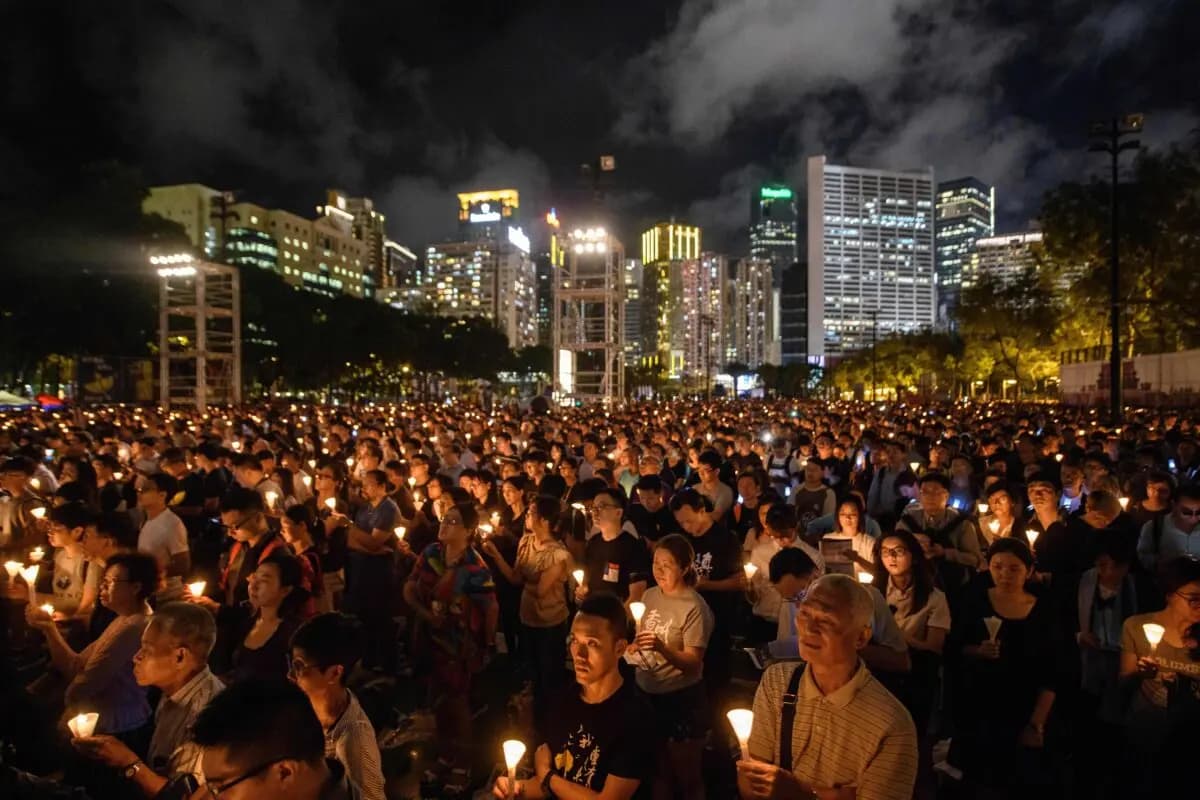 Personas sostienen velas durante una vigilia en Hong Kong el 4 de junio de 2018, para conmemorar el 29.º aniversario de la represión de Tiananmen en Beijing en 1989. (Anthony Wallace/AFP a través de Getty Images).