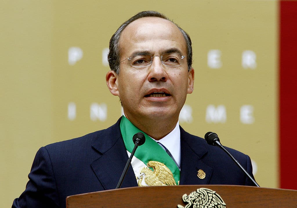 <em>El presidente mexicano Felipe Calderón pronuncia su informe anual en el Palacio Nacional el 2 de septiembre de 2007, en la Ciudad de México. Calderón presentó ayer su primer balance de gobierno ante el Congreso en una ceremonia sin discursos ni incidentes, y en ausencia de los legisladores de izquierda del PRD (Partido de la Revolución Democrática), quienes se retiraron antes de la ceremonia en señal de protesta. (ALFREDO ESTRELLA/AFP vía Getty Images)</em>