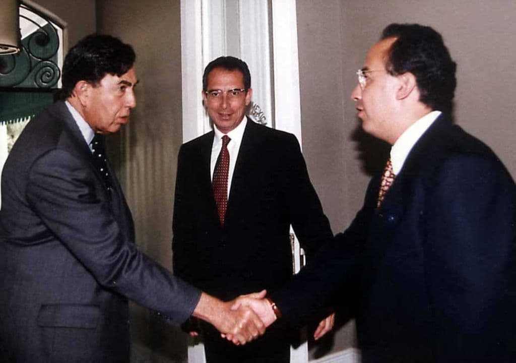 <em>El presidente de Mexico Ernesto Zedillo (C) observa mientras el alcalde electo de la ciudad de Mexico Cuauhtemoc Cardenas (I) saluda al presidente del Partido Accion Nacional {PAN} Felipe Calderon (D)luego que el primer mandatario de Mexico, 05 noviembre, se reuniera con el representante del PAN. Los dirigentes politicos se encontraron cuando uno dejaba la residencia presidencial y el alcalde electo se disponia a tener una comida con el presidente de Mexico. (Photo by -/LOS PINOS/AFP via Getty Images)</em>