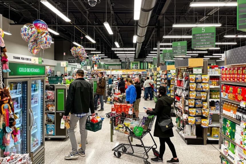 Imagen Ilustrativa: Los compradores esperan en fila en un Publix en Nashville, Tennessee, el 22 de diciembre de 2022, antes de la tormenta invernal Elliot. (SETH HERALD/AFP a través de Getty Images).