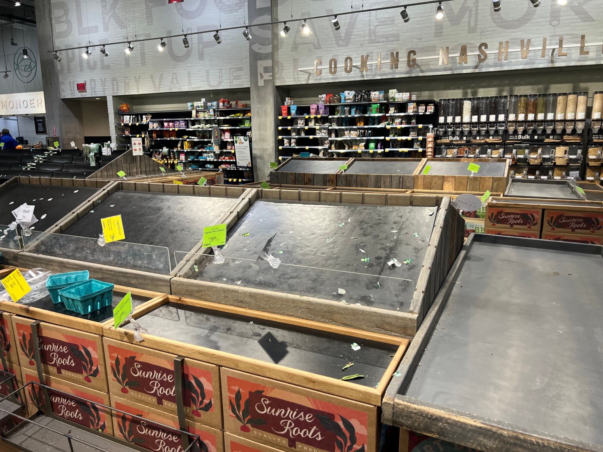 Los compradores de Whole Foods, en el centro de Nashville, se encontraron con una sección de productos frescos vacía el 22 de enero de 2026, mientras se preparaban para la tormenta invernal que se avecinaba. (Jacki Thrapp/The Epoch Times).