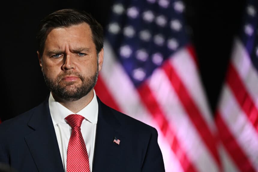 El entonces candidato republicano a la vicepresidencia, el senador JD Vance (R-OH), escucha a un orador durante un mitin electoral en el 2300 Arena el 6 de agosto de 2024 en Filadelfia, Pensilvania. (Foto de Drew Hallowell/Getty Images)
