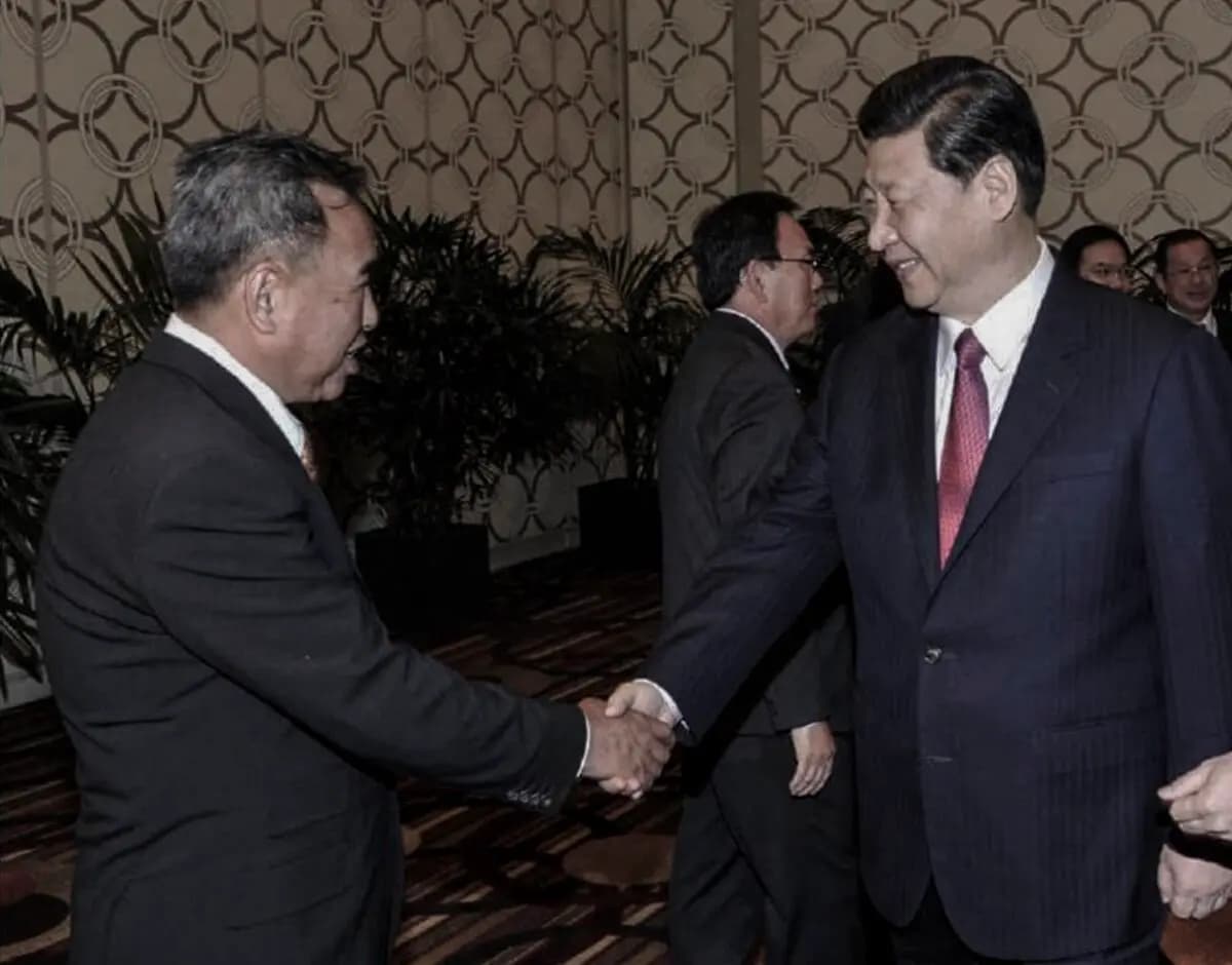 <em>John Chen (izq.) se reúne con el líder comunista chino Xi Jinping en Beijing, China, en una foto sin fecha. Chen fue sentenciado a 20 meses de prisión el 19 de noviembre de 2024 por actuar como agente ilegal chino y sobornar al IRS contra Falun Gong. (Documento del Departamento de Justicia).</em>
