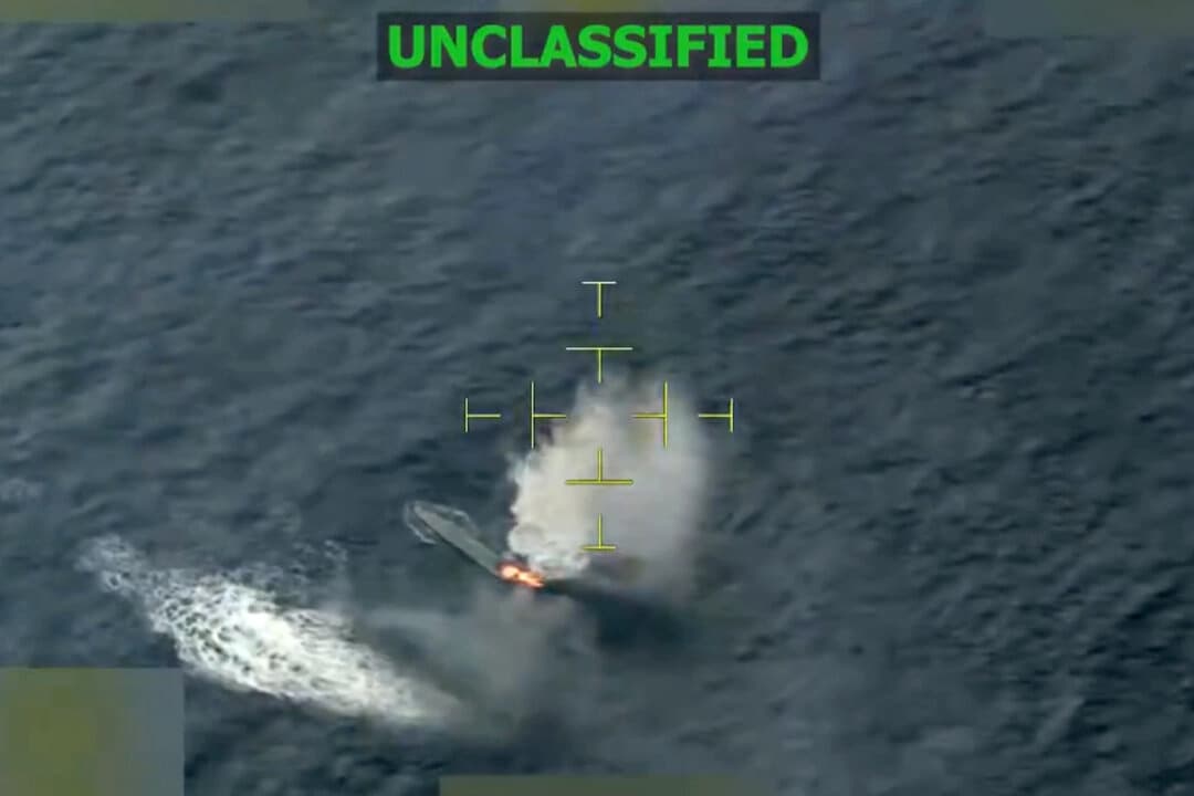 La Fuerza de Tarea Conjunta Southern Spear realiza un ataque cinético letal contra un buque operado por Organizaciones Terroristas Designadas en aguas internacionales el 22 de diciembre de 2025, según una imagen de video. (Comando Sur de EE. UU.)