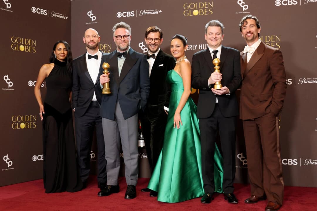 (De izq. a der.) Frida Pérez, Evan Goldberg, Seth Rogen, Peter Huyck, Chase Sui Wonders, Alex Gregory y James Weaver, ganadores del premio a la Mejor Serie de Televisión - Musical o Comedia por "The Studio", posan en la sala de prensa durante la 83.ª edición de los Globos de Oro en el Beverly Hilton, Beverly Hills, California, el 11 de enero de 2026. (Amy Sussman/Getty Images)
