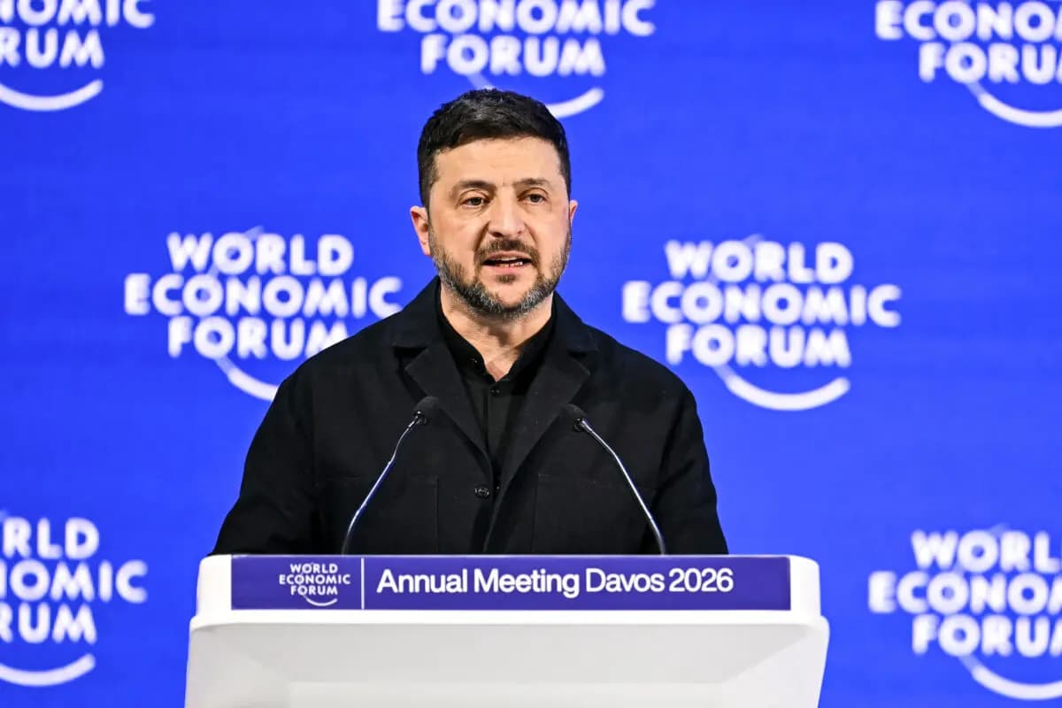 <em>El presidente ucraniano Volodymyr Zelensky habla durante la reunión anual del Foro Económico Mundial (FEM) en Davos, Suiza, el 22 de enero de 2026. (Fabrice Coffrini/AFP a través de Getty Images)</em>