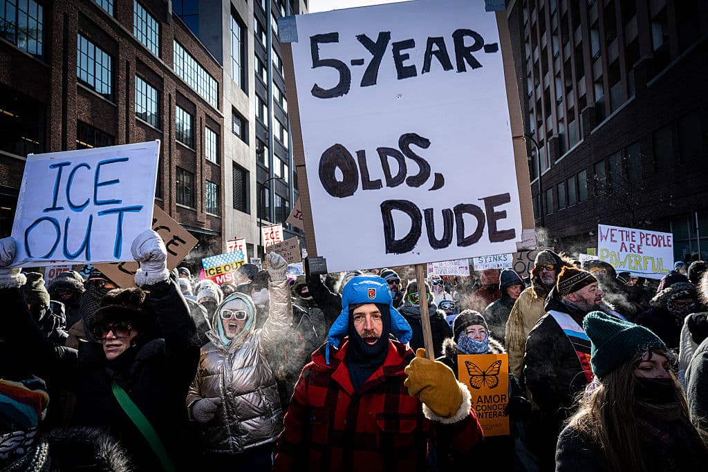 <em>Manifestante con pancarta en referencia a Liam Conejo Ramos, de cinco años, durante la protesta "ICE fuera de Minnesota: Día de la Verdad y la Libertad" en Minneapolis, Minnesota, el 23 de enero de 2026. El Pentágono ordenó a 1500 soldados estadounidenses prepararse para un posible despliegue en el estado convulsionado por la agitación social a raíz de las medidas para combatir la inmigración ilegal, informaron medios estadounidenses el 18 de enero. (Foto de ROBERTO SCHMIDT / AFP vía Getty Images)</em>