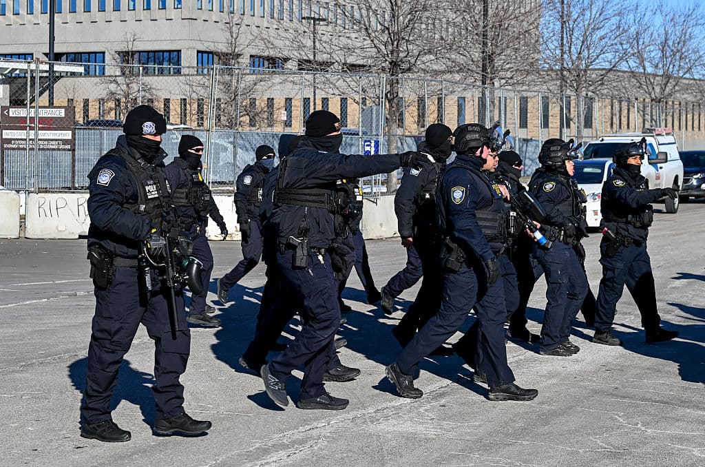 Agentes de policía del Departamento de Seguridad Nacional hacen señales a los manifestantes frente al edificio federal Bishop Henry Whipple el 14 de enero de 2026 en Minneapolis, Minnesota. Los conflictos entre manifestantes y agentes federales han sido constantes desde que la administración Trump desplegó más de 2400 agentes del Departamento de Seguridad Nacional en el estado de Minnesota con el fin de detener a inmigrantes indocumentados. (Foto de Stephen Maturen/Getty Images)