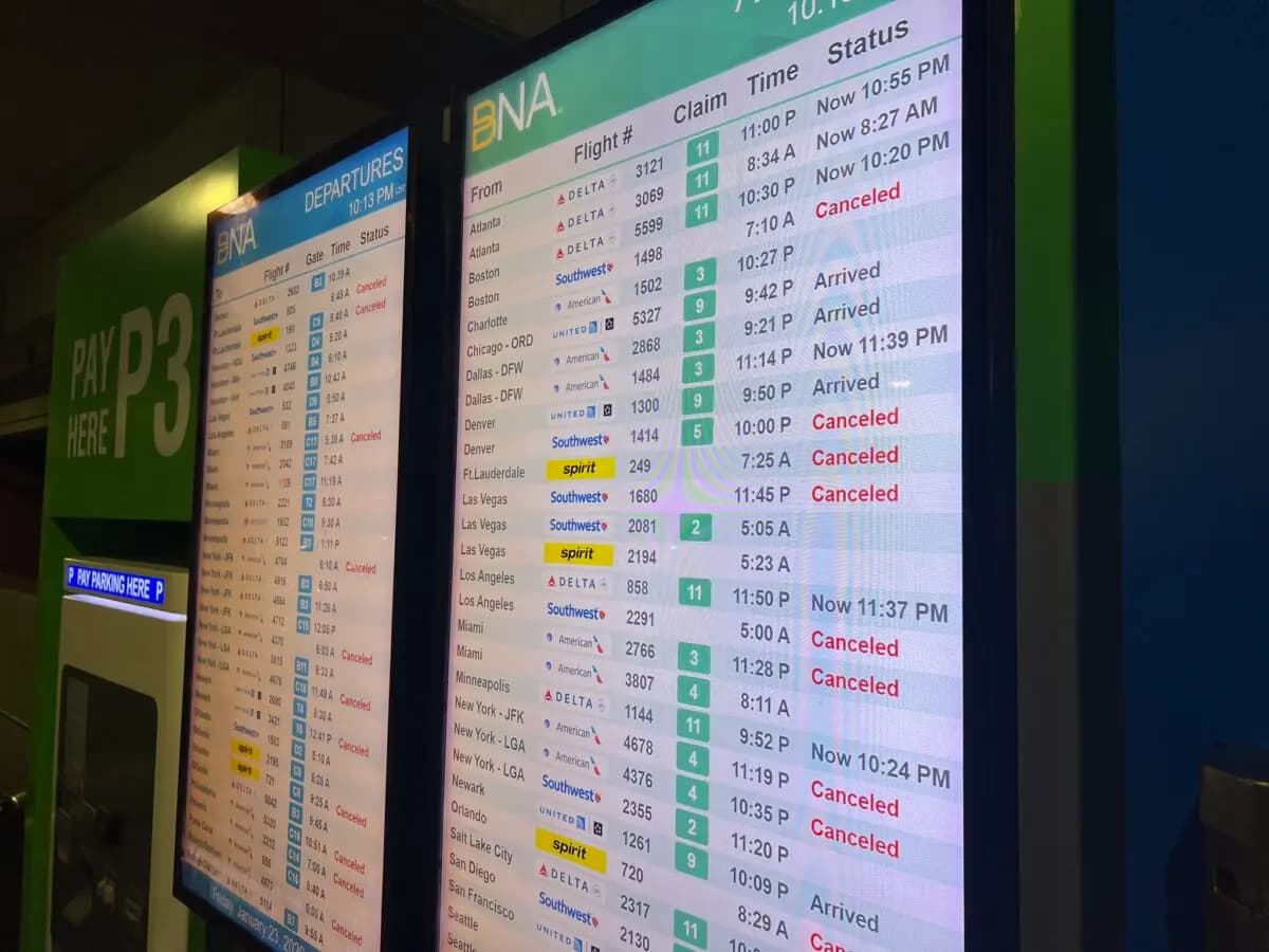 <em>Cientos de vuelos fueron cancelados en el Aeropuerto Internacional de Nashville el 23 de enero de 2026, ante la llegada de una tormenta de hielo invernal. (Jacki Thrapp/The Epoch Times)</em>