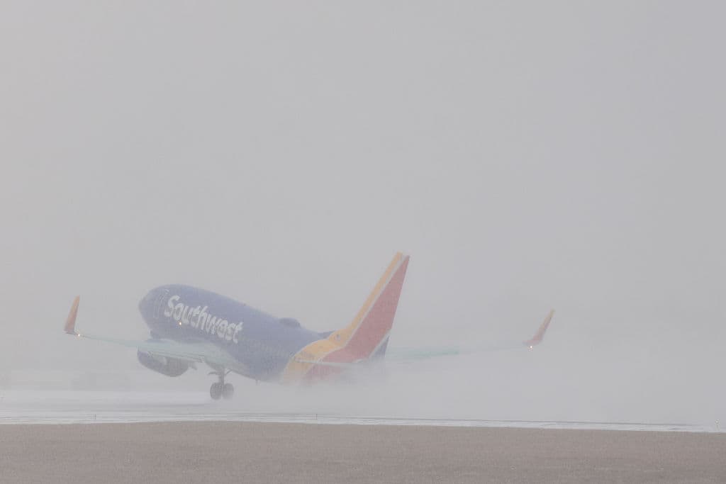 <em>Un vuelo de Southwest despega del Aeropuerto Internacional de Nashville mientras cae nieve el 24 de enero de 2026 en Nashville, Tennessee. Se espera que una enorme tormenta invernal traiga temperaturas gélidas, hielo y nieve a millones de estadounidenses en todo el país. (Foto de Brett Carlsen/Getty Images)</em>