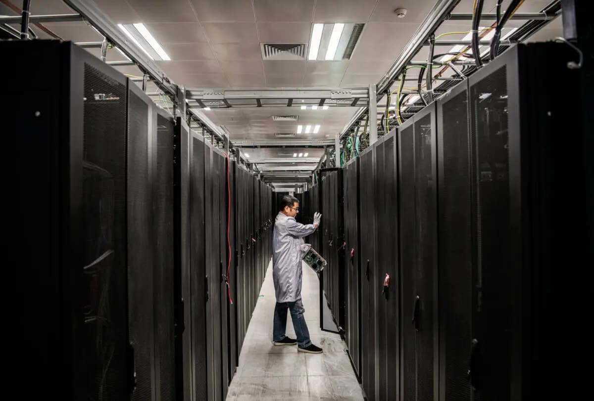 Un ingeniero abre la puerta de una unidad de servidores durante un recorrido organizado en el Laboratorio de Seguridad Cibernética de Huawei en Dongguan, Provincia de Guangdong, China, el 25 de abril de 2019. Debido a que la ley del Partido Comunista Chino exige que la información sea un recurso nacional, la mayoría de los datos personales de los estadounidenses transferidos a un servidor en China van efectivamente directamente al régimen. Kevin Frayer/Getty Imágenes