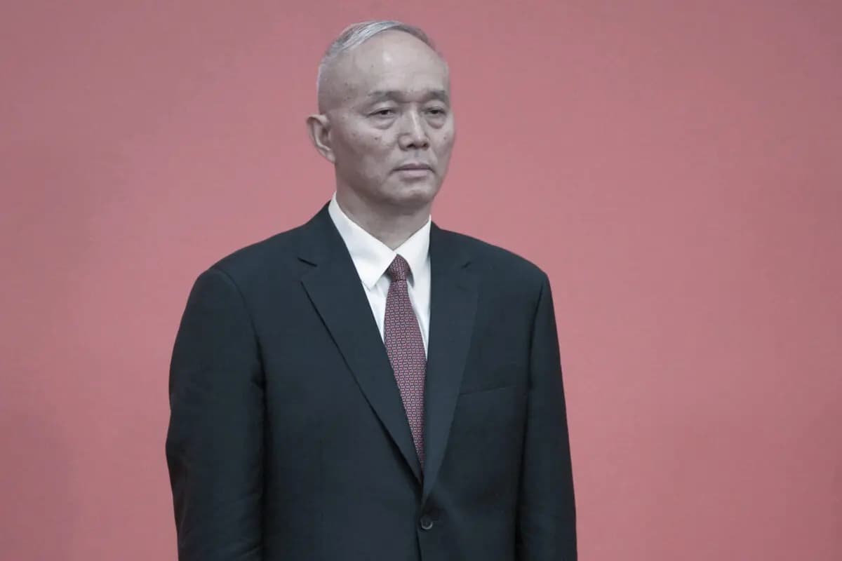 <em>El miembro del Comité Permanente Cai Qi aparece en una rueda de prensa con miembros del nuevo Comité Permanente del Buró Político del Partido Comunista y periodistas chinos y extranjeros en el Gran Salón del Pueblo de Beijing el 23 de octubre de 2022. (Kevin Frayer/Getty Images)</em>