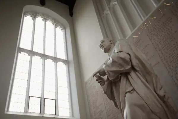 <em>Una estatua de Isaac Newton se encuentra en el Trinity College el 13 de marzo de 2012 en Cambridge, Inglaterra. (Dan Kitwood/Getty Images)</em>