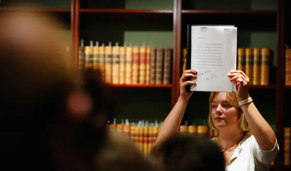 <em>Asistentes a una subasta en la casa de subastas Sotheby's en Londres el 8 de julio de 2004. (Graeme Robertson/Getty Images)</em>