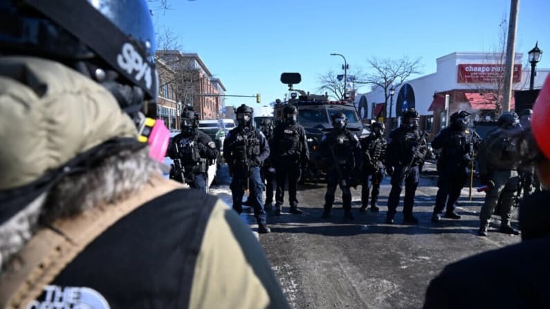 Detienen a sospechoso tras presuntamente morderle el dedo a agente federal en Minnesota