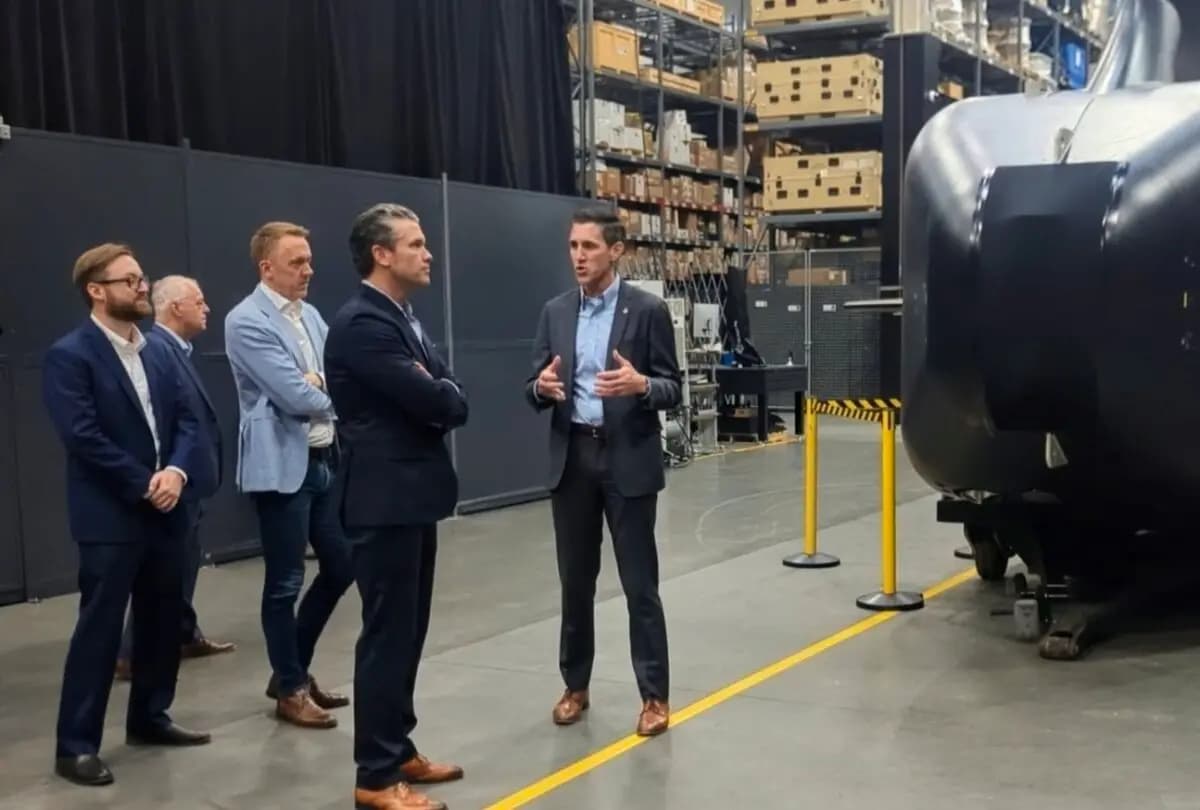 Andrew Nuss (derecha), director de crecimiento y estrategia de la división marítima de Anduril Industry, habla con el secretario de Defensa Pete Hegseth sobre el programa de vehículos autónomos submarinos Dive-XL, durante una visita al campus corporativo de Anduril Industry en Costa Mesa, California, el 5 de diciembre de 2025. (Ryan Morgan/The Epoch Times)