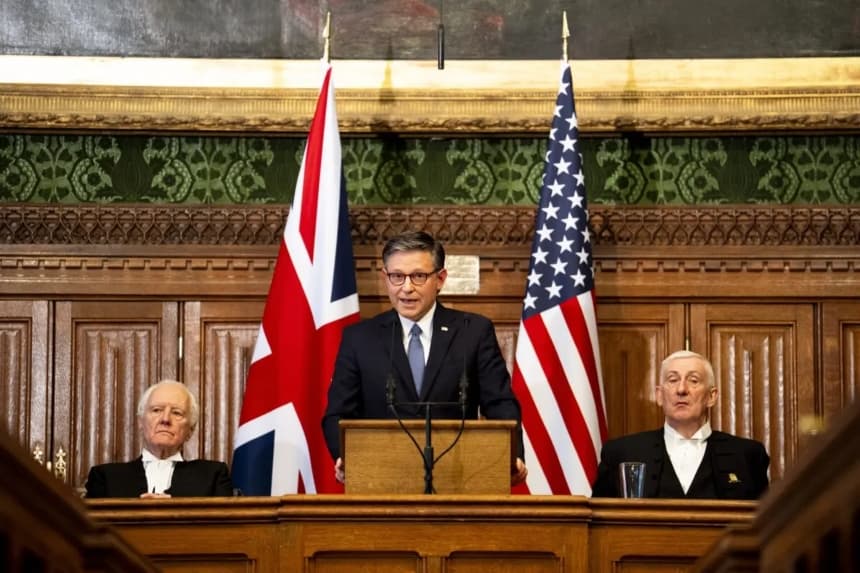 El presidente de la Cámara de Representantes de Estados Unidos, Mike Johnson (R-La.) (centro), se dirige a los diputados de la Cámara de los Comunes junto al presidente de la Cámara de los Lores del Reino Unido, Lord McFall (izquierda), y el presidente de la Cámara de los Comunes del Reino Unido, Sir Lindsay Hoyle (derecha), en Londres, el 20 de enero de 2026. (Jordan Pettitt-WPA Pool/Getty Images)