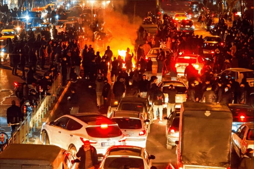 Personas se reúnen durante una protesta en Teherán, Irán, el 8 de enero de 2026.   (Anónimo/Getty Images)