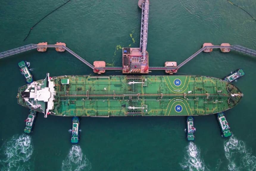 Foto aérea de remolcadores atracando un petrolero en el puerto de Qingdao, en Qingdao (China), el 4 de agosto de 2019. (STR/AFP a través de Getty Images)