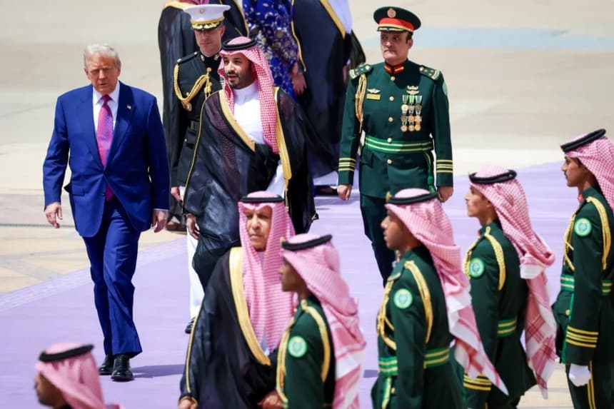 El presidente Donald Trump es recibido por el príncipe heredero saudí Mohammed bin Salman a su llegada al Aeropuerto Internacional Rey Khalid de Riad, Arabia Saudí, el 13 de mayo de 2025. (Win McNamee/Getty Images)