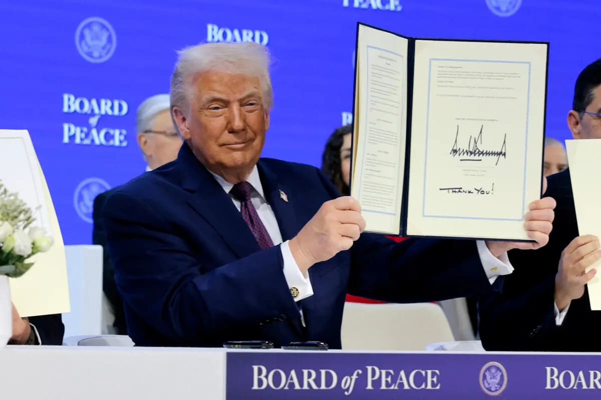 <em>El presidente de Estados Unidos, Donald Trump, levanta su firma en el acta fundacional durante la ceremonia de firma de la "Junta de Paz" en el Foro Económico Mundial (FEM) en Davos, Suiza, el 22 de enero de 2026. (Chip Somodevilla/Getty Images)</em>