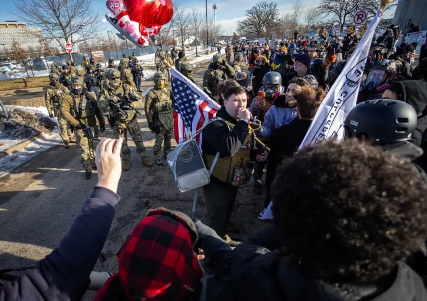 Manifestantes se enfrentan a agentes federales frente al edificio federal Bishop Henry Whipple, en Minneapolis, el 9 de enero de 2026. (John Fredricks/The Epoch Times)