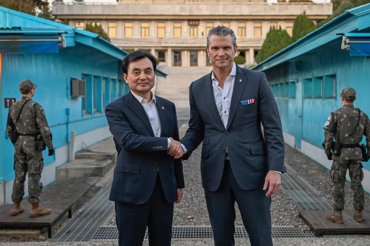 El secretario de Guerra de Estados Unidos, Pete Hegseth (derecha), estrecha la mano del ministro de Defensa de Corea del Sur, Ahn Gyu Back, en la parte sur de Panmunjom, en la zona desmilitarizada de Corea del Sur, el 3 de noviembre de 2025. (Ministerio de Defensa de Corea del Sur a través de AP).
