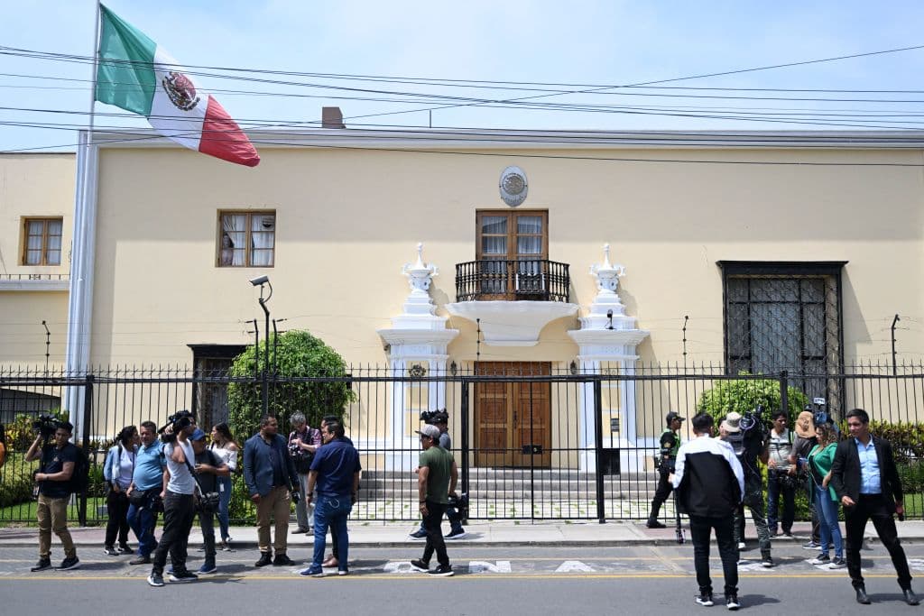 <em>Miembros de la prensa esperan fuera de la embajada mexicana en Lima el 20 de diciembre de 2022. (ERNESTO BENAVIDES/AFP vía Getty Images)</em>