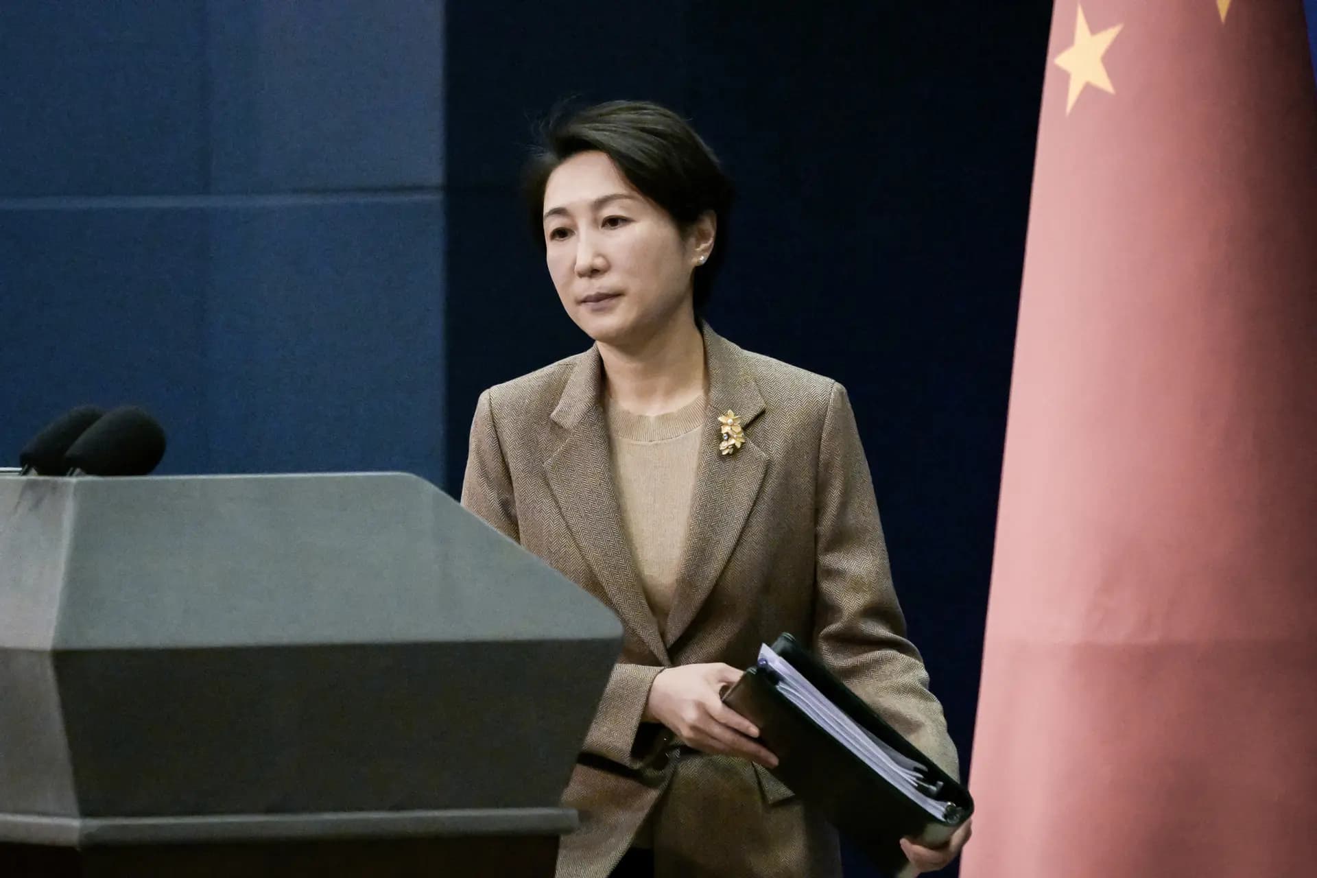 La portavoz del Ministerio de Asuntos Exteriores chino, Mao Ning, llega a una rueda de prensa en Beijing el 15 de enero de 2024. Mao no confirmó la repatriación de Chen Zhi por parte de Camboya durante una reciente rueda de prensa, afirmando que las “autoridades competentes” darían a conocer la información cuando fuera necesario. (Pedro Pardo/AFP a través de Getty Images).