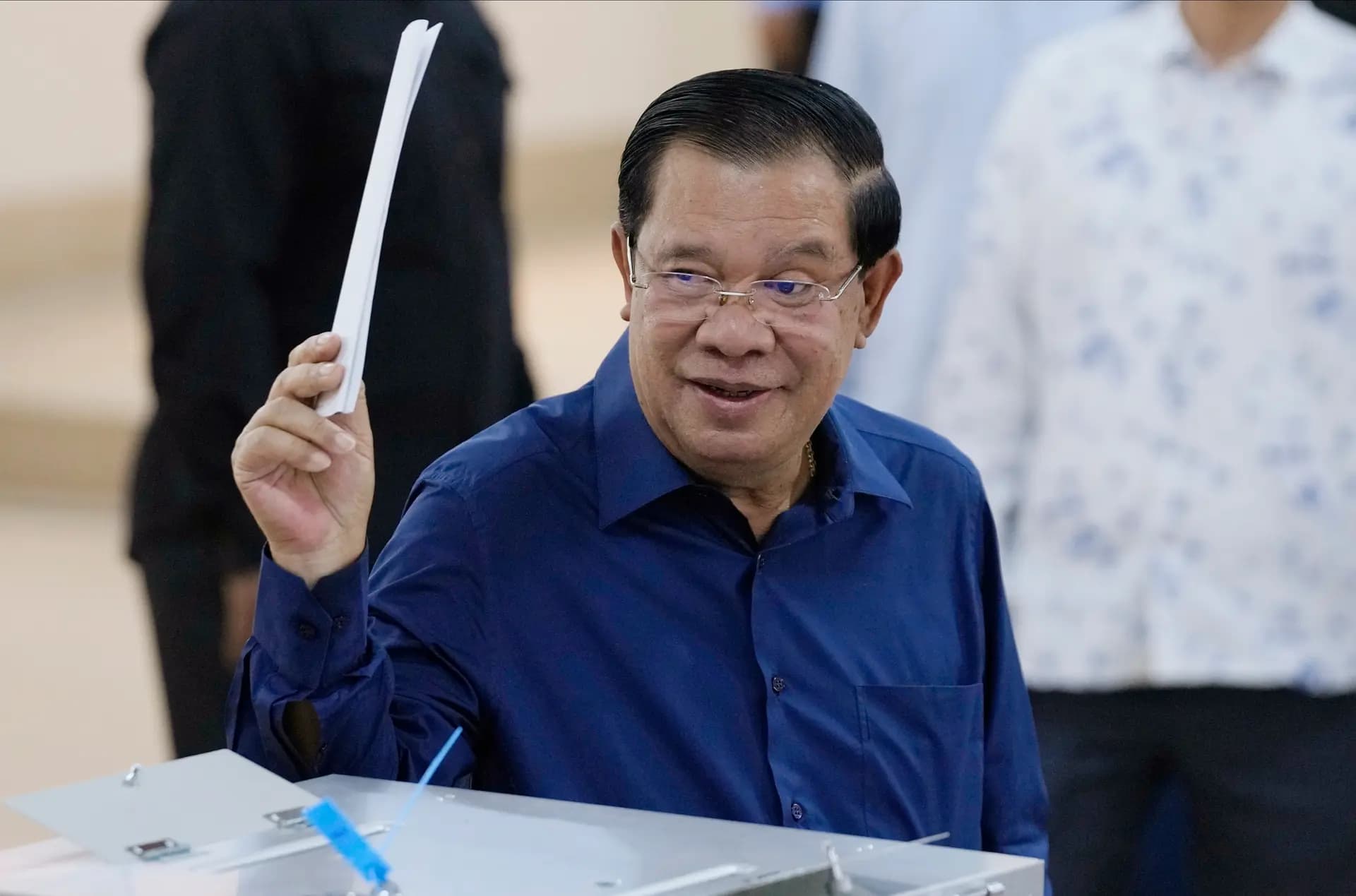 El primer ministro camboyano, Hun Sen, levanta una papeleta antes de votar en un colegio electoral de Ta Khmau, Camboya, el 23 de julio de 2023. Camboya extraditó a Chen Zhi, presidente del Grupo Prince, a China el 7 de enero de 2026. (Heng Sinith/AP Photo).
