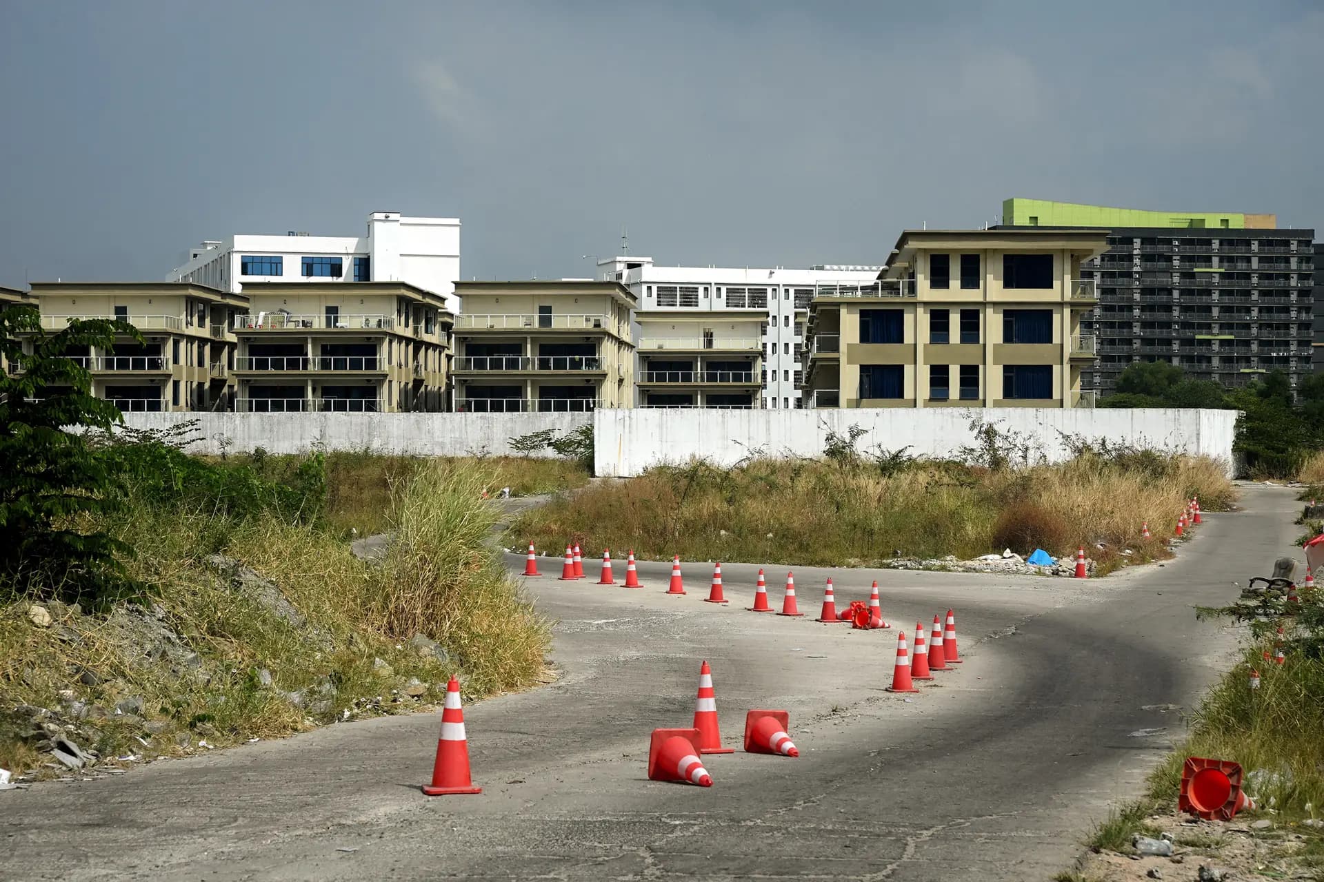 Los edificios conocidos como Jinbei 6 forman parte de un complejo sospechoso construido y gestionado por el Prince Group, dirigido por Chen Zhi, sancionado internacionalmente, en Sihanoukville, Camboya, el 15 de enero de 2026. (Tang Chhin Sothy/AFP a través de Getty Images).