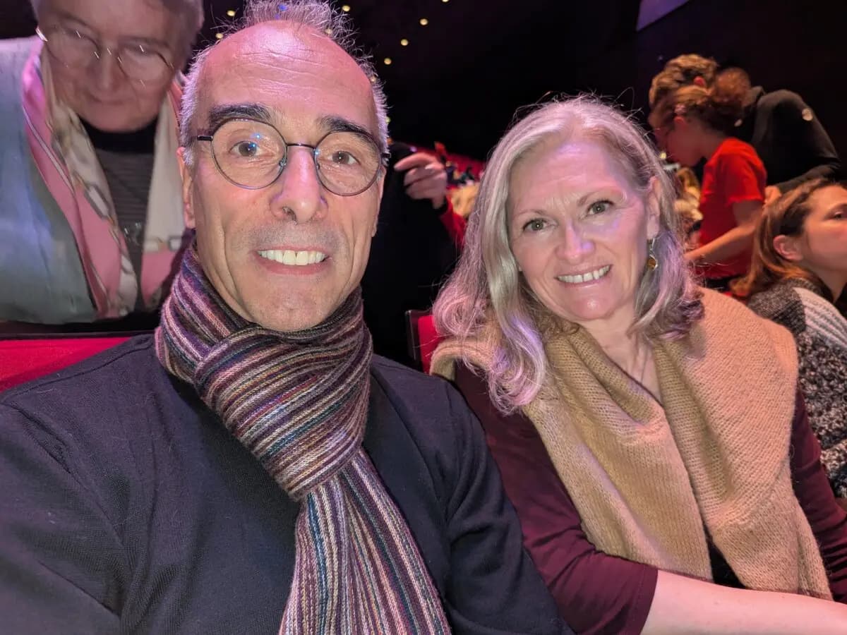 Xavier Perrette y su esposa en la actuación de Shen Yun en el Palacio de Congresos de París el 25 de enero de 2026. (Qi Xin/The Epoch Times)