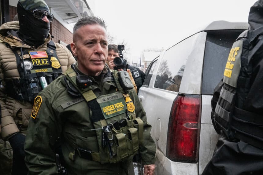 El comandante de la Patrulla Fronteriza de EE. UU., Gregory Bovino, camina hacia su vehículo en una gasolinera de Minneapolis, Minnesota, el 21 de enero de 2026. (ROBERTO SCHMIDT / AFP via Getty Images).