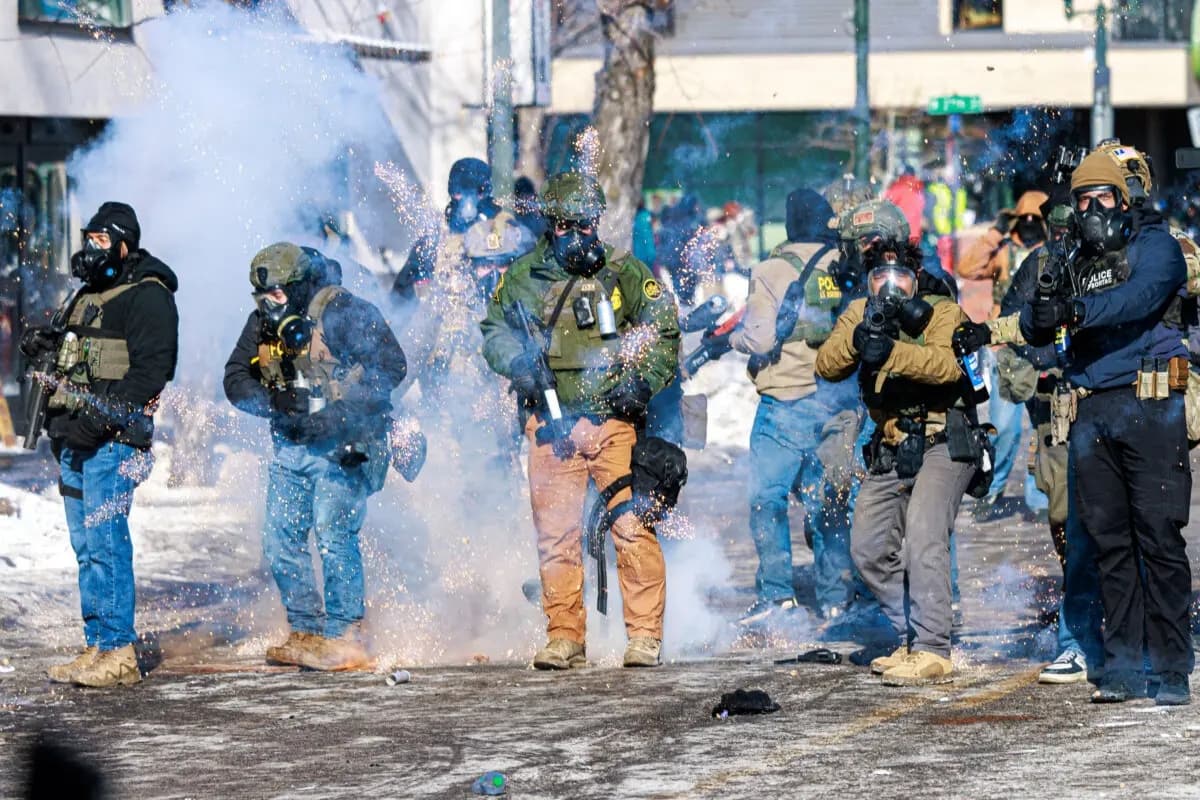 Agentes federales lanzan granadas aturdidoras mientras avanzan hacia los manifestantes durante los enfrentamientos que se produjeron tras el fatal tiroteo de un hombre por parte de agentes federales de inmigración ese mismo día en Minnesota, el 24 de enero de 2026. (Kerem Yucel/AFP a través de Getty Images)