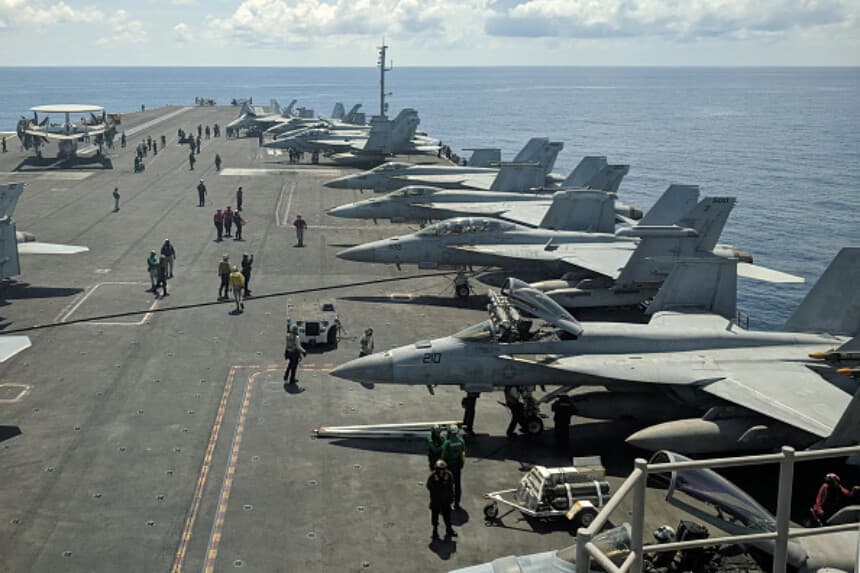 Esta fotografía tomada el 16 de octubre de 2019 muestra cazas polivalentes F/A-18 Super Hornets de la Armada de los Estados Unidos y un avión de guerra electrónica EA-18G Growler (2.º por la derecha) a bordo del portaaviones USS Ronald Reagan (CVN-76) mientras navega por el mar de la China Meridional rumbo a Singapur. (CATHERINE LAI/AFP vía Getty Images).