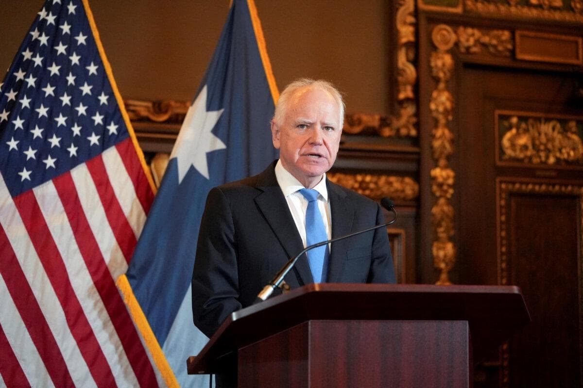 El gobernador de Minnesota, Tim Walz, habla con los periodistas después de anunciar que no se presentará a la reelección, en el Capitolio del estado de Minnesota, en St. Paul, Minnesota, el 5 de enero de 2026. (Tim Evans/Reuters)