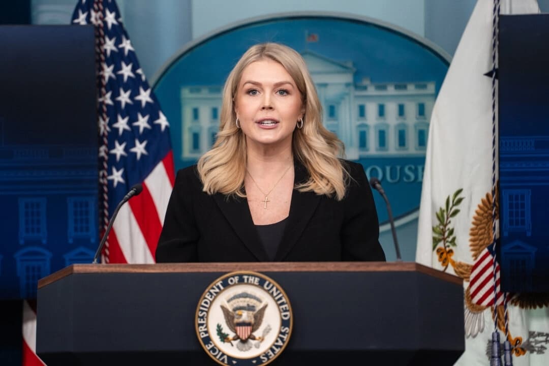 <em>La secretaria de prensa de la Casa Blanca, Karoline Leavitt, habla durante una rueda de prensa en la Casa Blanca el 8 de enero de 2026. (Madalina Kilroy/The Epoch Times)</em>