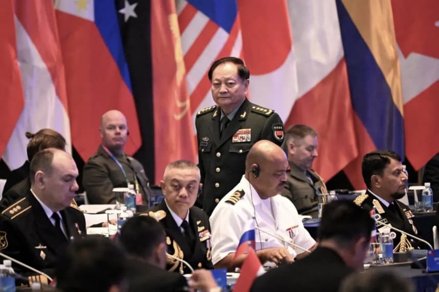 El vicepresidente de la Comisión Militar Central de la República Popular China, Zhang Youxia, se marcha tras pronunciar su discurso durante la ceremonia de apertura del 19.º Simposio Naval del Pacífico Occidental en Qingdao, provincia de Shandong, China, el 22 de abril de 2024. (Wang Zhao/AFP a través de Getty Images)